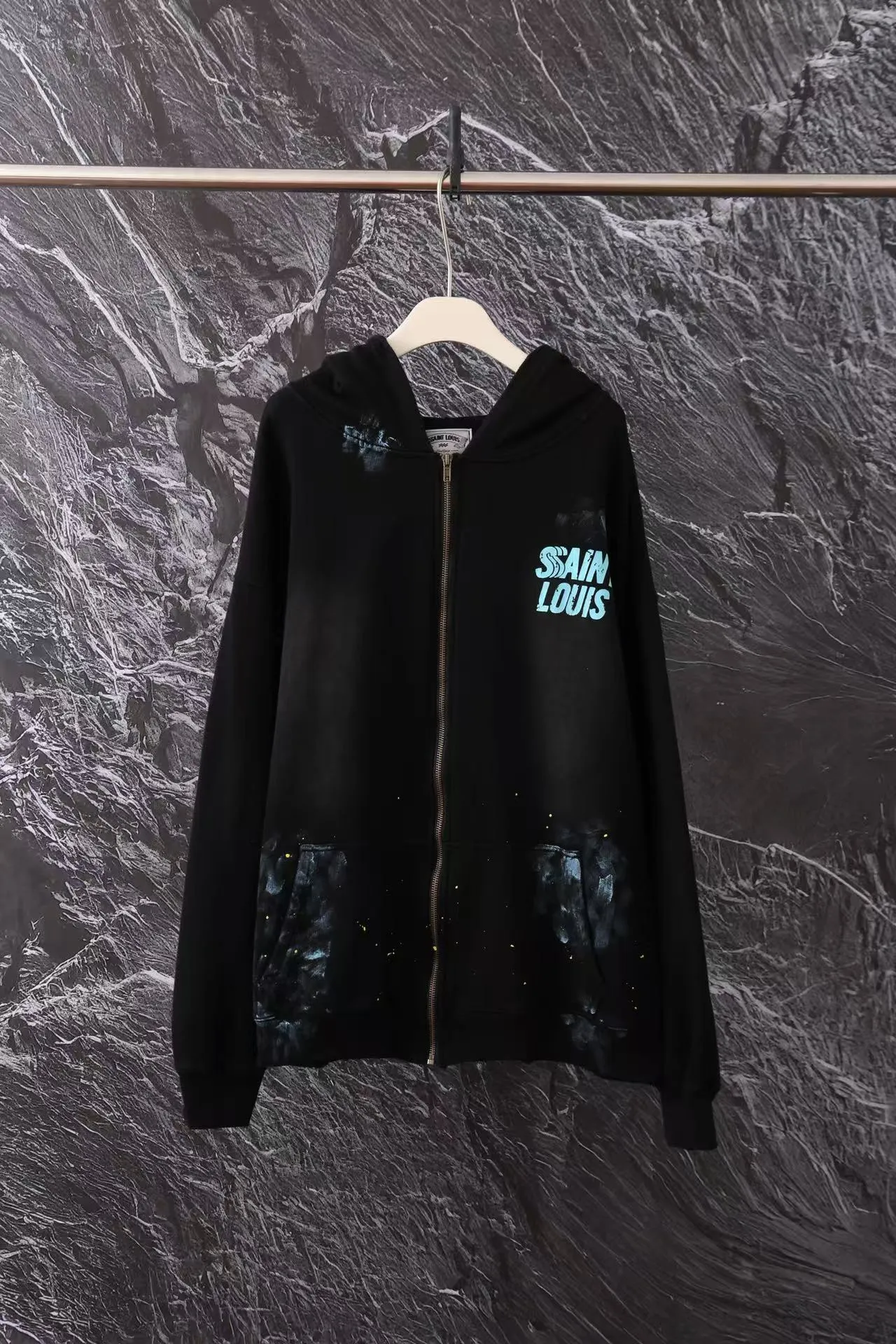 Style No. S111 P320💰 (450g version) SSSAINT LOUIS splash-ink logo long-sleeved zipper hoodie sweatshirt is made of 450g dense cotton fabric, with a loose fit and the same style for men and women. Size S-XL